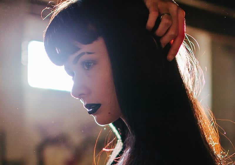 žena s tmavými perami