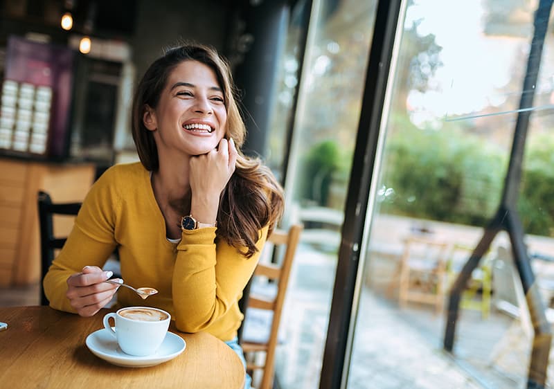 veselá žena s kávou