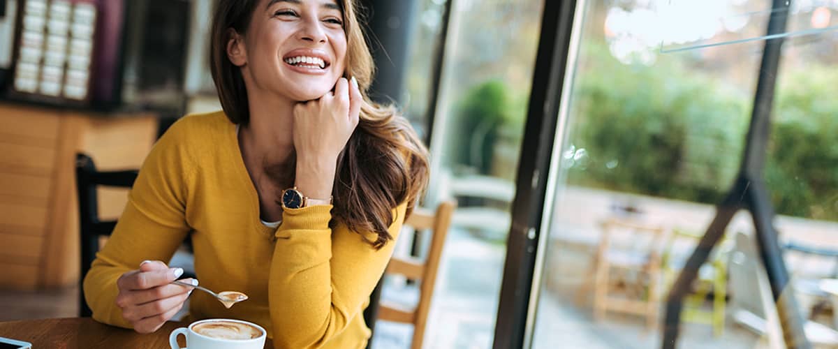 veselá žena s kávou