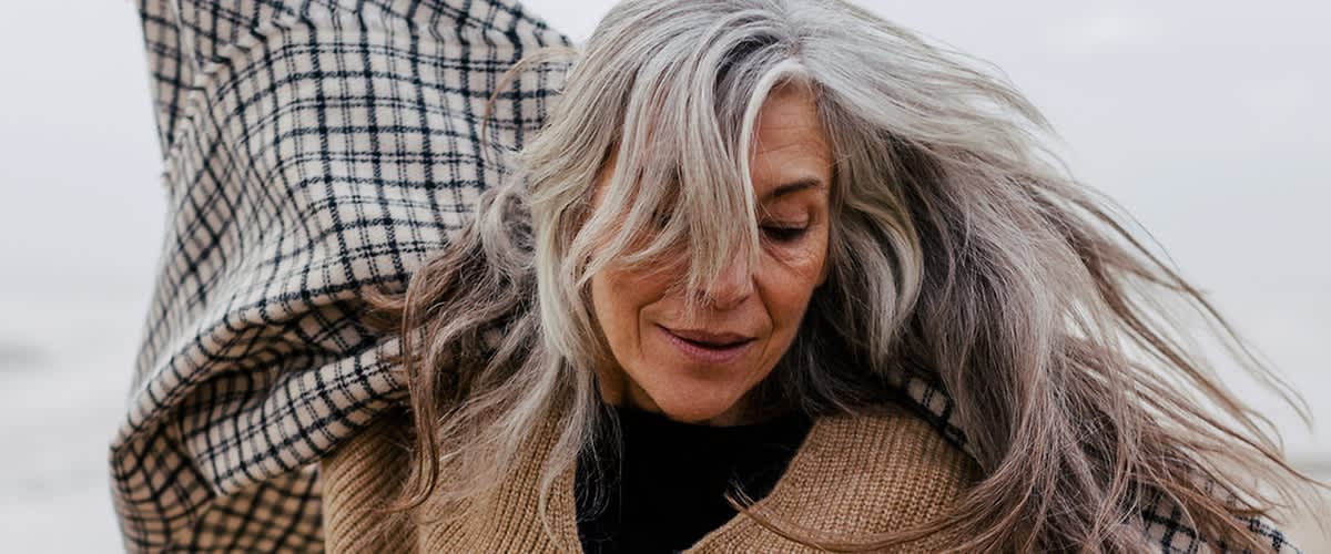 žena so šedivými vlasmi