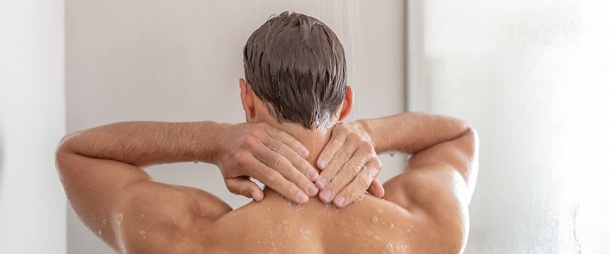 muž sa sprchuje v studenej vode