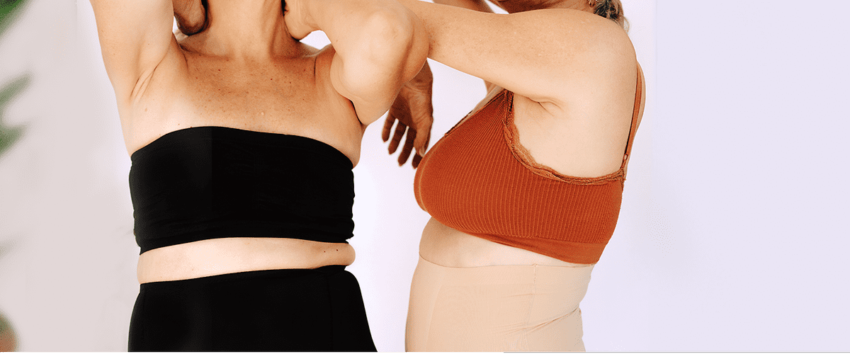 dve ženy opierajúce sa o seba