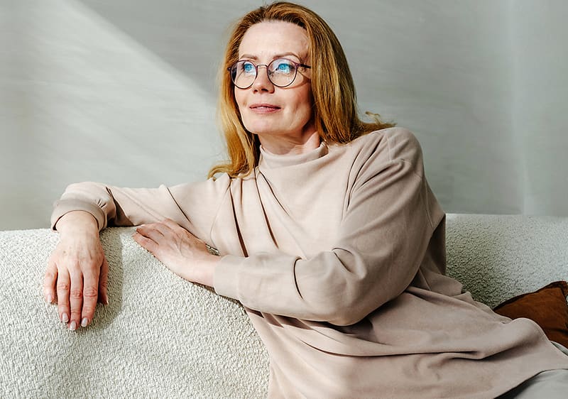 žena sediaca na gauči