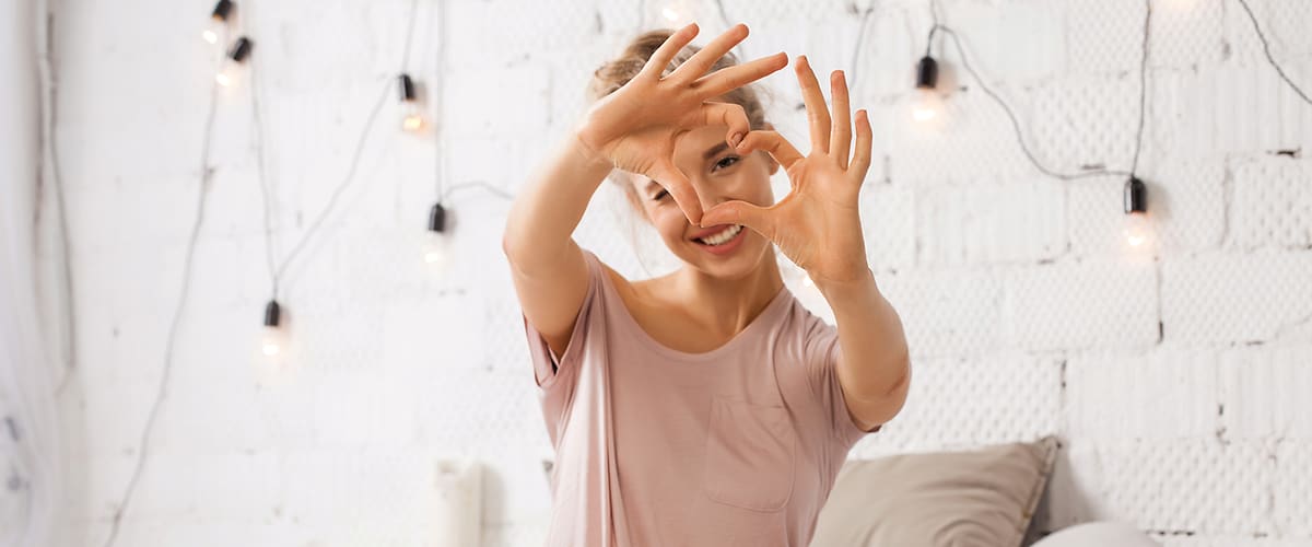 Žena ukazujúca lásku.