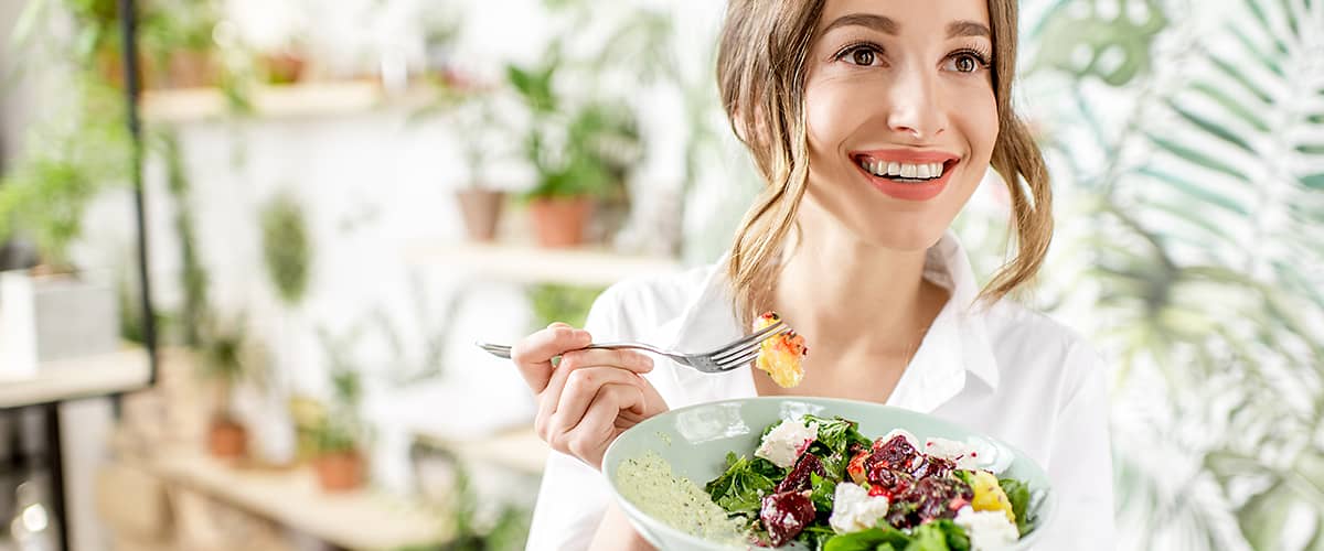 Žena vychutnávajúca si zdravé jedlo.
