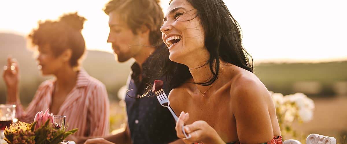 Ľudia vychutnávajúci si jedlo.