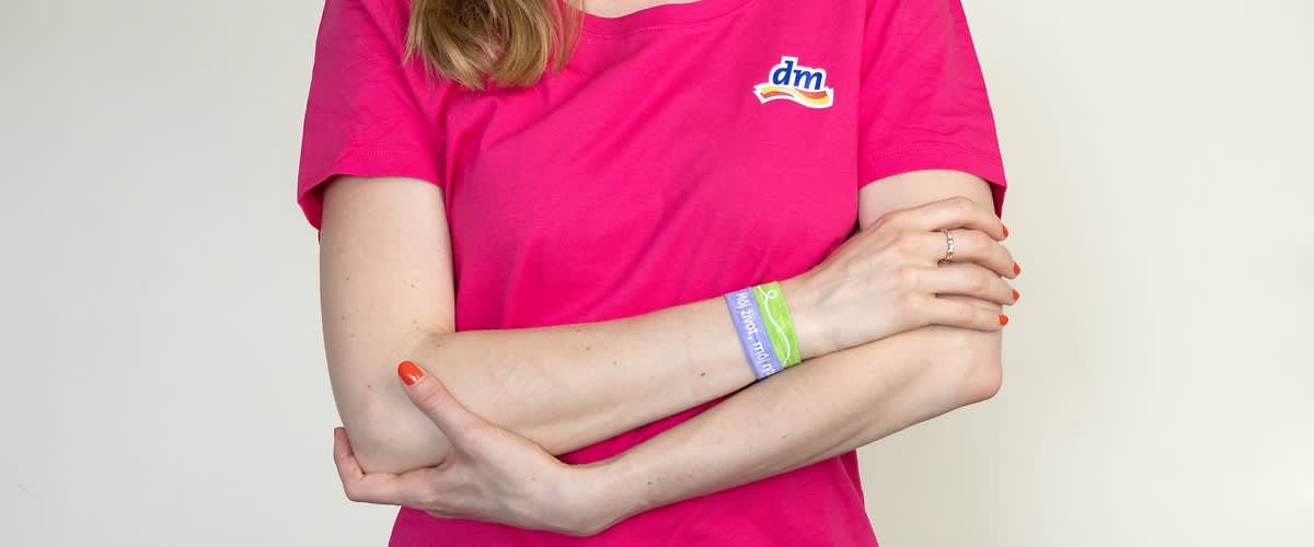 žena v dm tričku s gumičkami na ruke