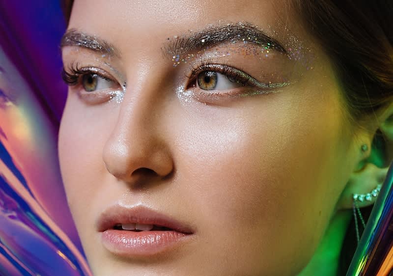 žena s trblietavým make-upom