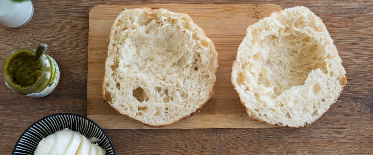rozkrojený pita chlieb