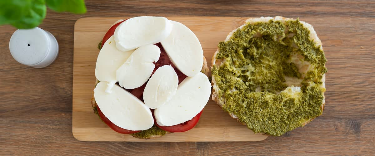 natretý pita chlieb pestom, s rajčinou a mozzarelou