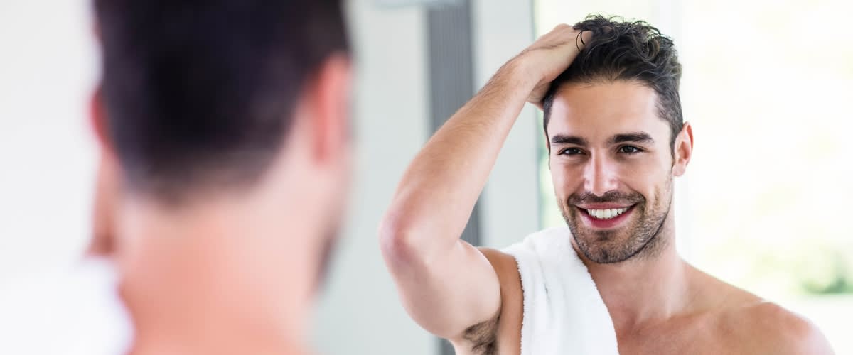 muž pozerajúci sa do zrkadla