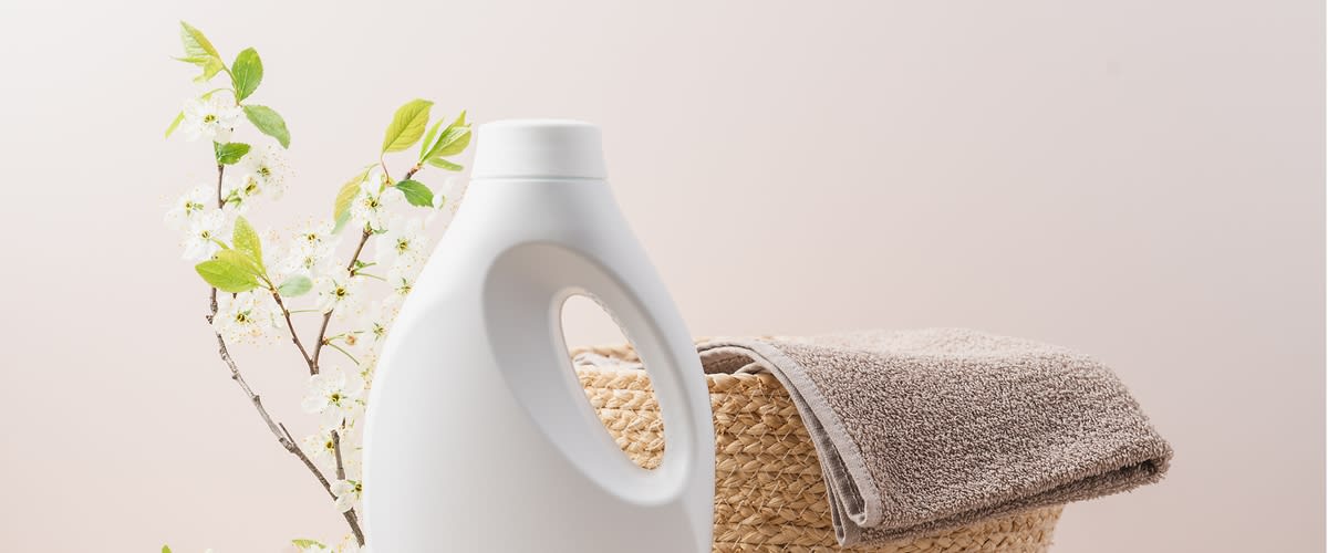 biela nádoba a uterák v koši na bielizeň