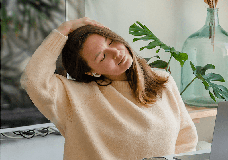 Frau dehnt ihren Nacken