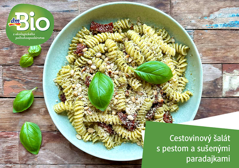Teplý cestovinový šalát s pestom a sušenými paradajkami