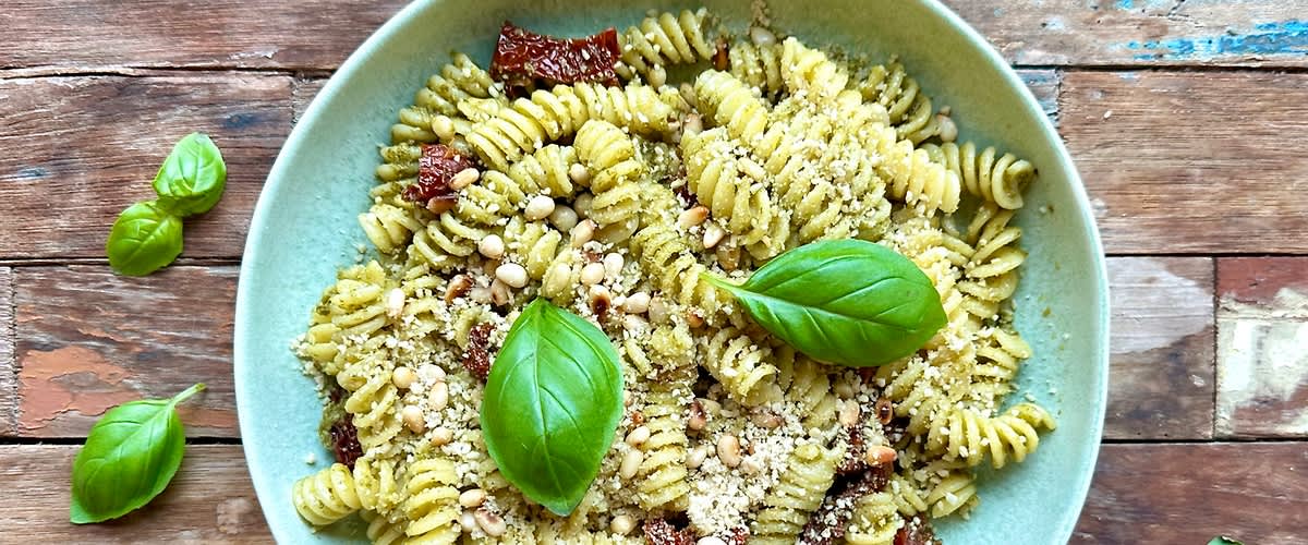 Teplý cestovinový šalát s pestom a sušenými paradajkami