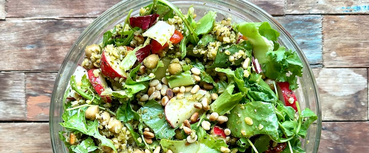 Bulgur šalát s bazalkovým pestom a grilovaným cícerom