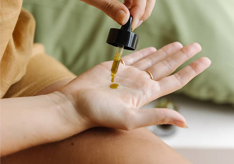 otvorená dlaň s pipetou