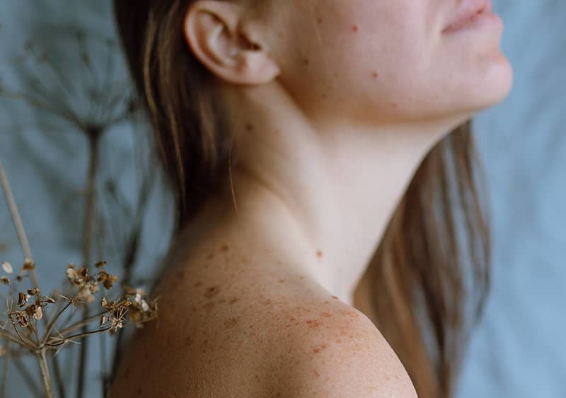 ženský krk a ramená