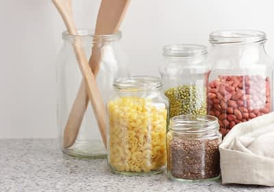 sklenené nádoby naplnené strukovinami a cestovinami
