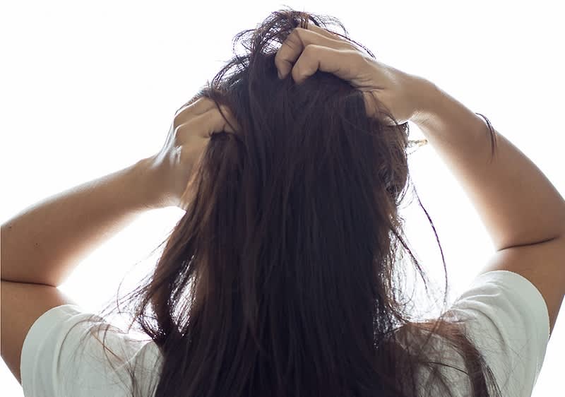 žena škrabajúca si hlavu