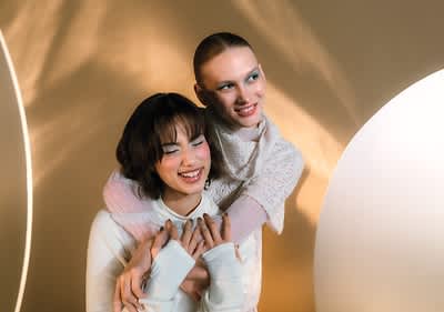 Dve osoby v objatí na pozadí s jemným osvetlením