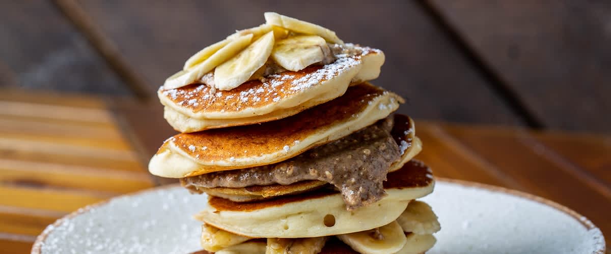 palacinky s banánom na bielom tanieri