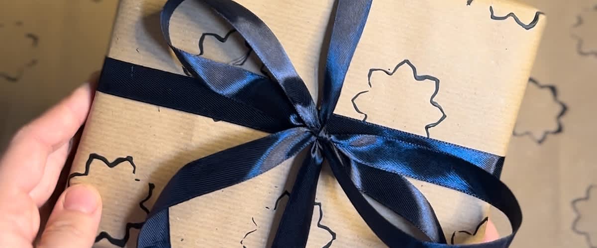 darček zabalený do ozdobeného baliaceho papiera