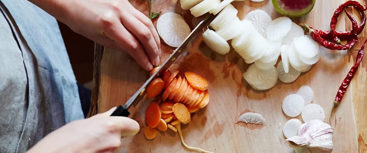 nakrájaná zelina na stole