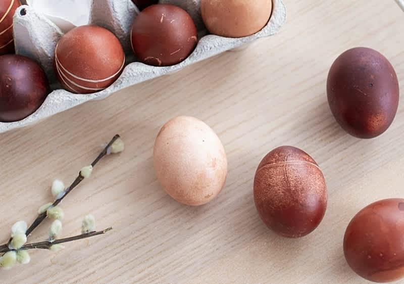 Veľkonočné vajíčka zafarbené cibuľovými šupkami