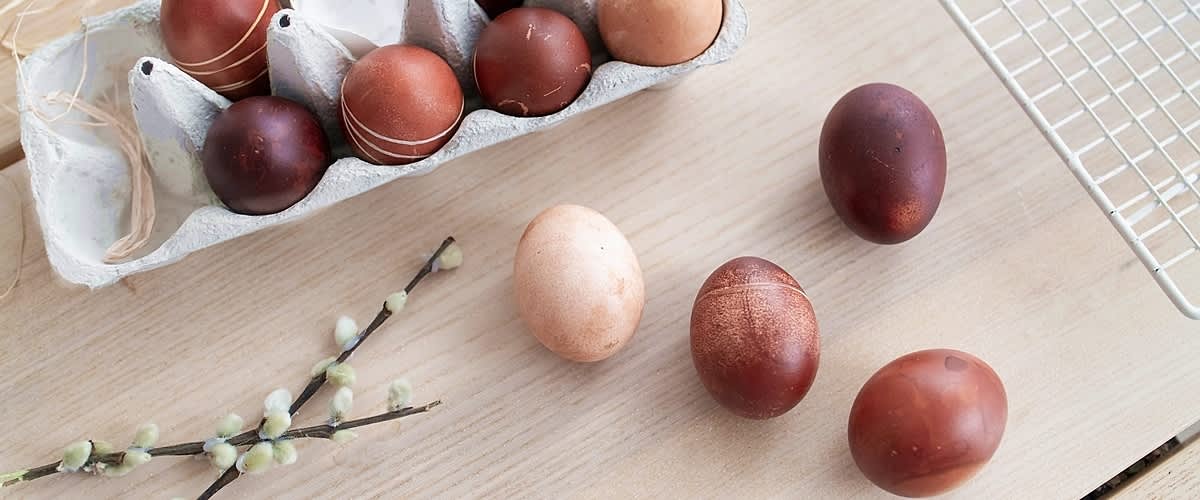 Veľkonočné vajíčka zafarbené cibuľovými šupkami