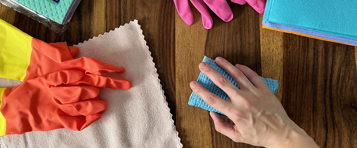 ruka držiaca hubku na upratovanie