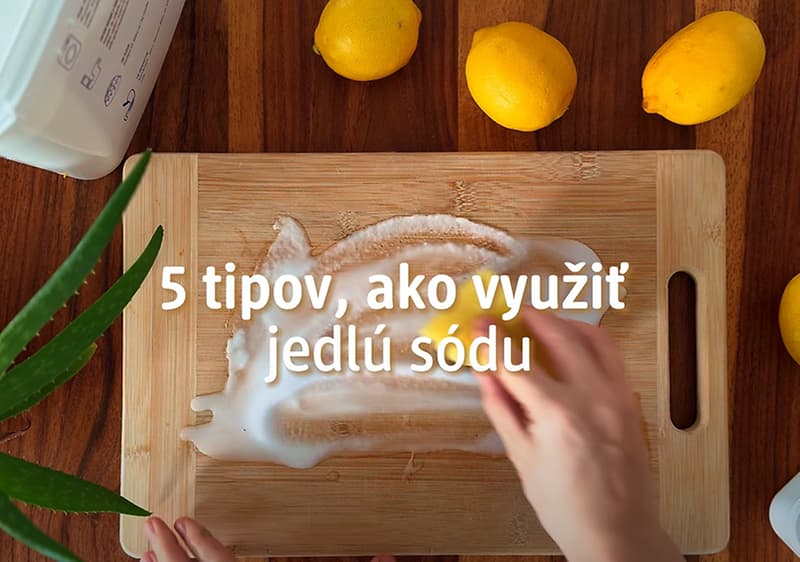 žena čistí hubkou a sódou drevenú dosku na krájanie