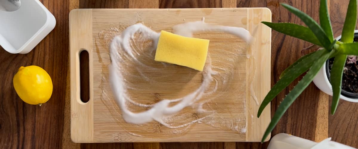 hubka na riad na drevenej doske s jedlou sódou