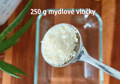 Krok 1 a - 250 gramov mydlových vločiek na lyžici