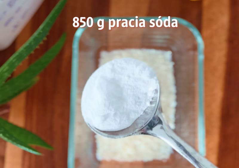 Krok 1 b - 850 gramov pracej sódy na lyžici