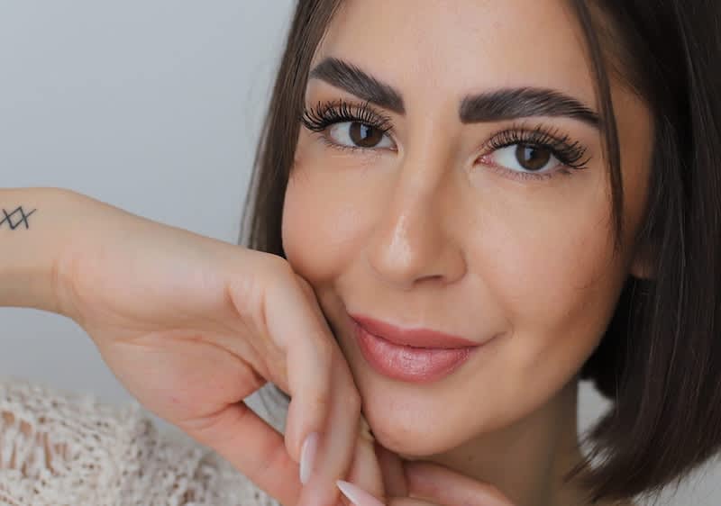 Nalíčená žena s tmavými vlasmi