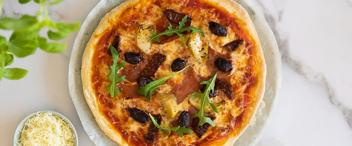 hotová upečená pizza