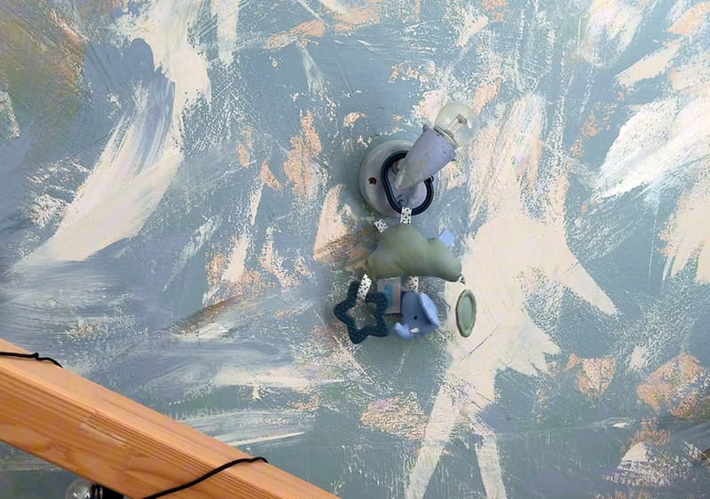 detská hračka zavesená pri postielke