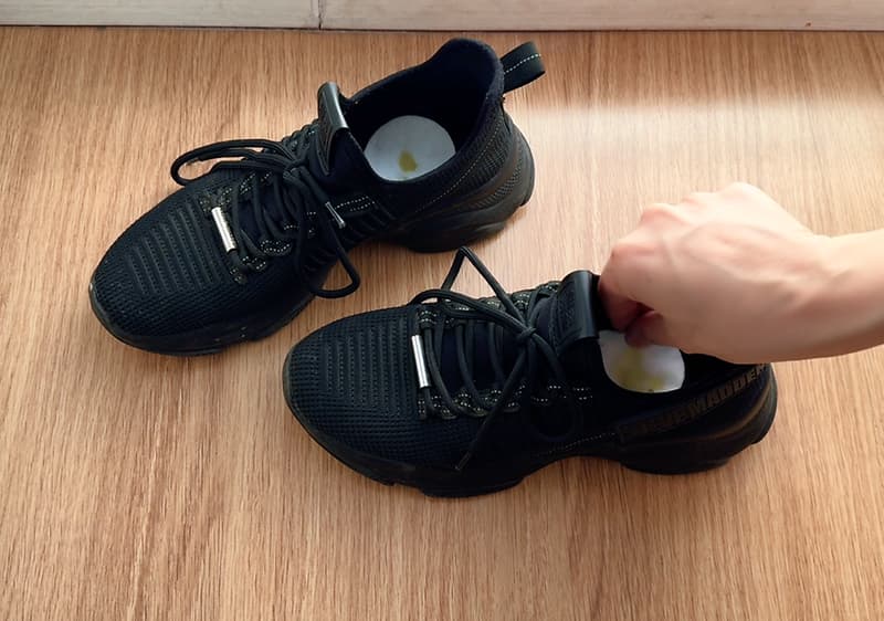 vatový tampón s nakvapkaným olejom vložený v topánkach