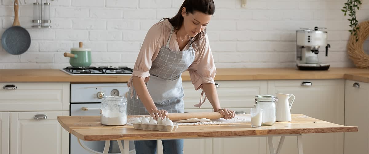 žena v zástere vaľká cesto