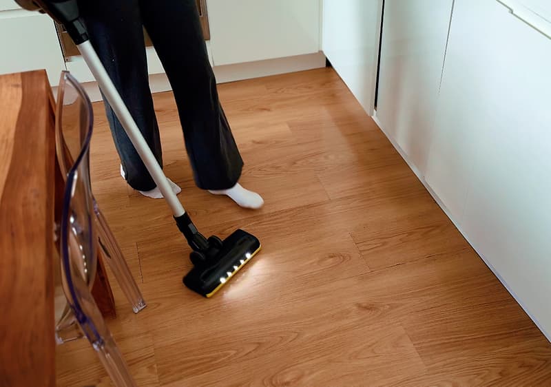 vysávač na drevenej podlahe