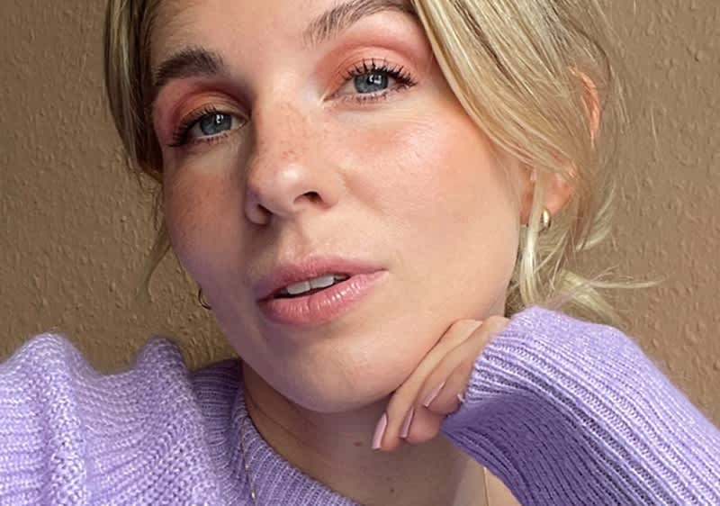 Blondína nalíčená prírodnou kozmetikou