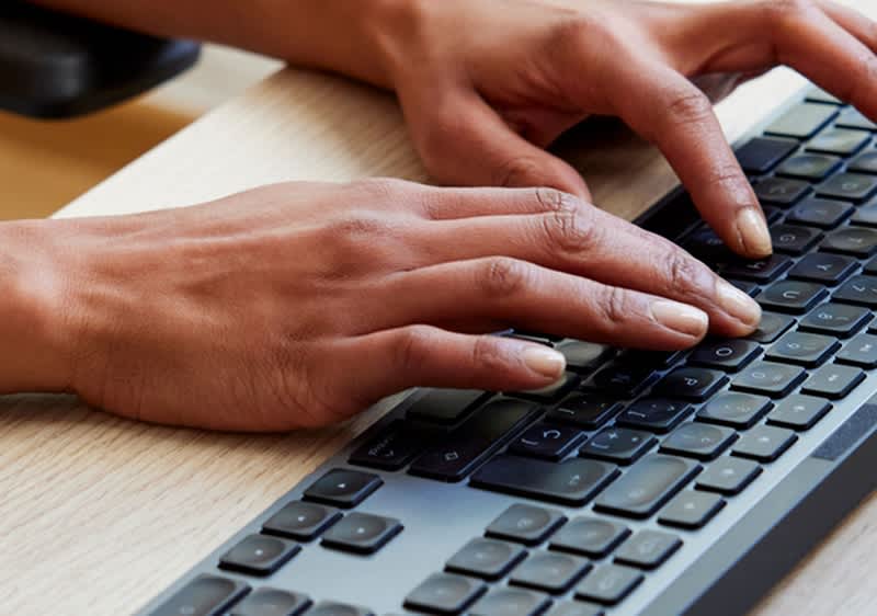 Žena píše na klávesnici