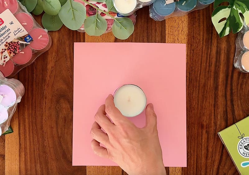 Čajová sviečka položená na ružovom papieri