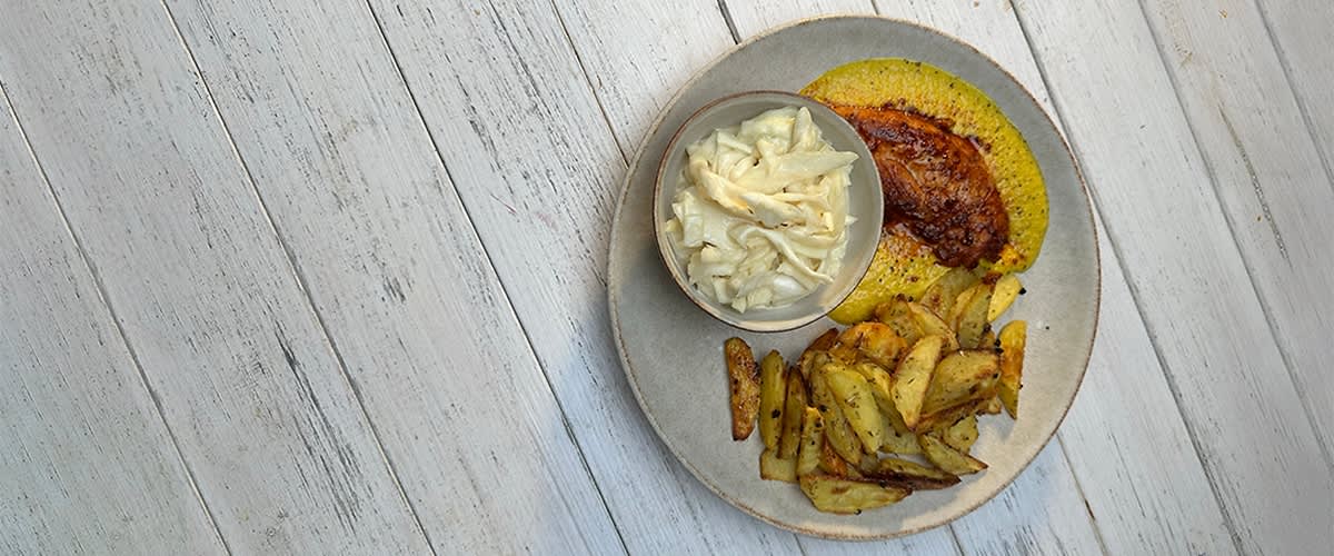 Kurací steak na kurkumovej omáčke s pečenými zemiakmi a šalátom coleslaw
