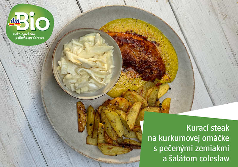 Kurací steak na kurkumovej omáčke s pečenými zemiakmi a šalátom coleslaw