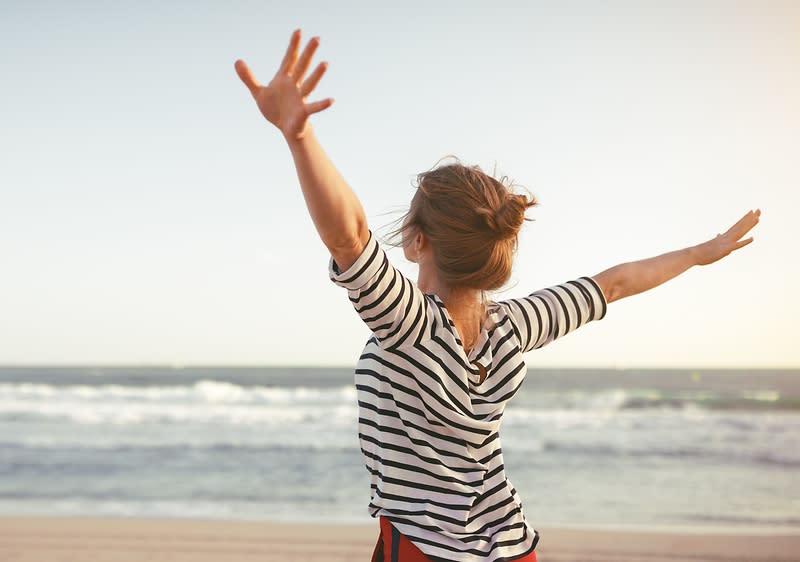 Šťastná žena hľadiaca vpred.