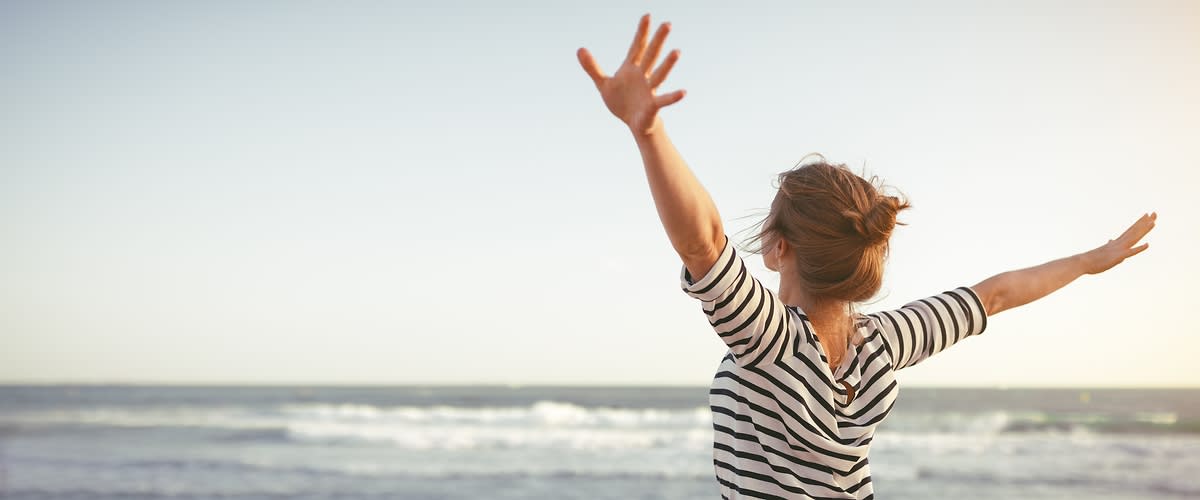 Šťastná žena hľadiaca vpred.