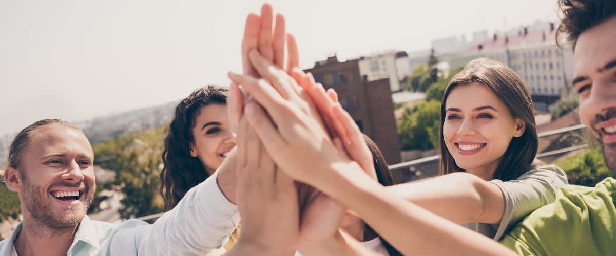 Ľudia, súhlasne si ťapkajúci rukami.