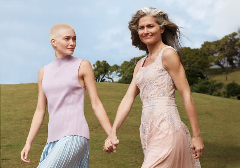 Dve ženy, ktoré sa držia za ruky na lúke